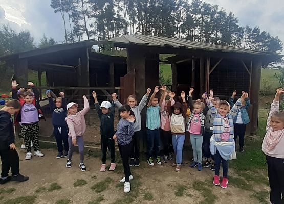 Uczniowie klasy I a i I b,w ramach realizacji języka kaszubskiego,wybrali się do Parku Edukacyjnego ,,Egzotyczne Kaszuby" w Tuchlinie grafika