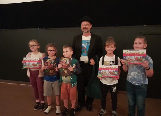 Dzieci z klas I -III wybrały się do kina ,,Fregata" w Lęborku grafika