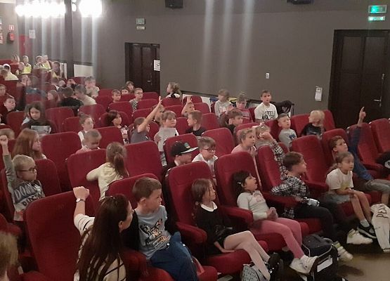 Dzieci z klas I -III wybrały się do kina ,,Fregata" w Lęborku grafika