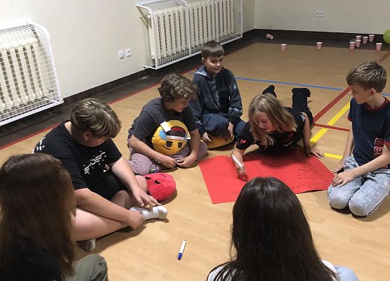 Piątkowy wieczór uczniowie kl. 6a grafika