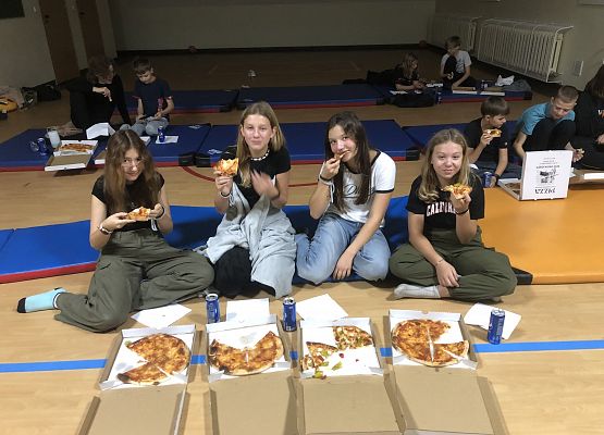 Piątkowy wieczór uczniowie kl. 6a grafika