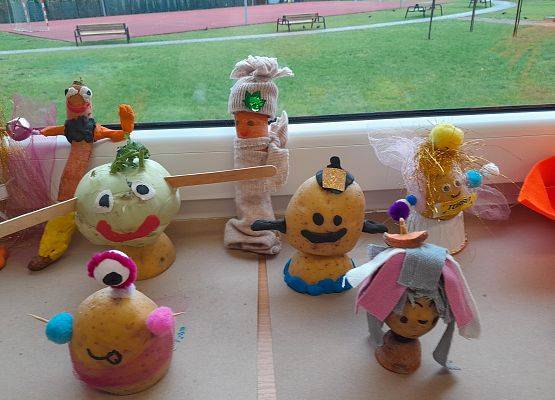 Drugoklasiści wykonali ciekawe kukiełki z warzyw grafika