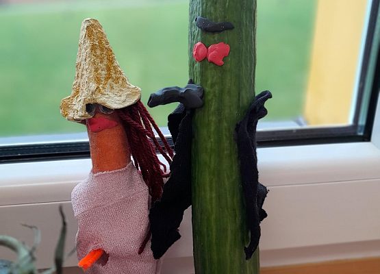 Drugoklasiści wykonali ciekawe kukiełki z warzyw grafika