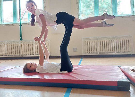 Gimnastyka w klasie 4b grafika