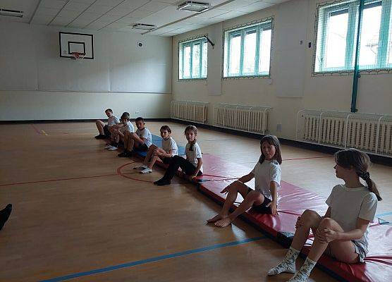 Gimnastyka w klasie 4b grafika