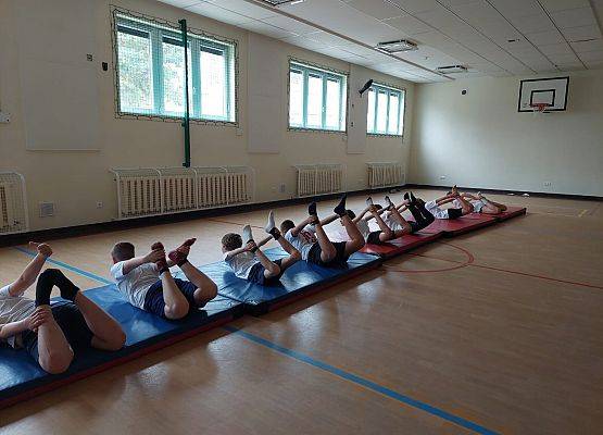 Gimnastyka w klasie 4b grafika