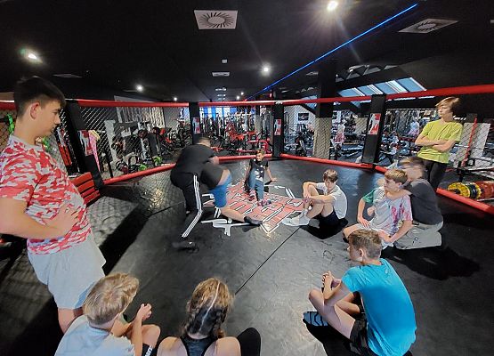 Zajęcia WF w klasie VIII grafika