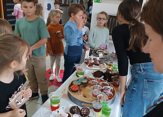 Samorząd Uczniowski zorganizował kiermasz słodkości grafika