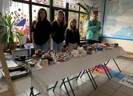 Samorząd Uczniowski zorganizował kiermasz słodkości grafika