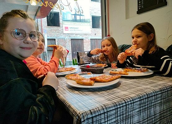 Wyjście klasy trzeciej do pizzerii grafika