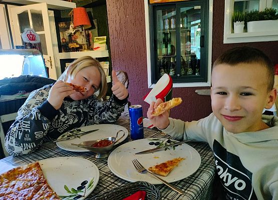 Wyjście klasy trzeciej do pizzerii grafika