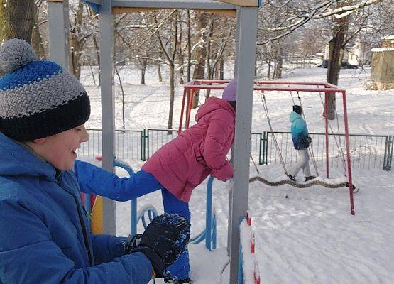 Zabawy na śniegu grafika