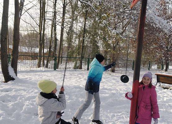 Zabawy na śniegu grafika