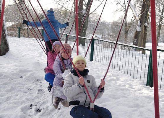 Zabawy na śniegu grafika