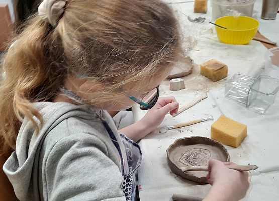 Arteterapia z gliną - warsztaty dla klasy drugiej grafika