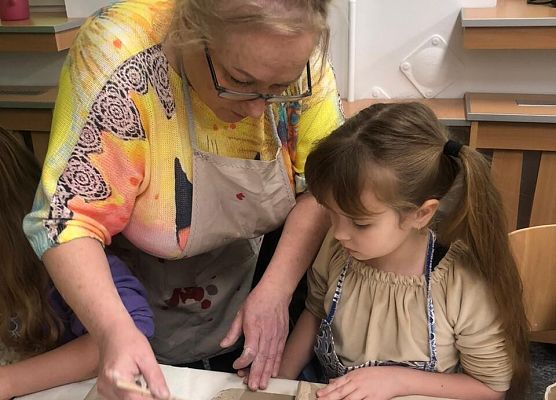 Arteterapia z gliną - warsztaty dla klasy drugiej grafika