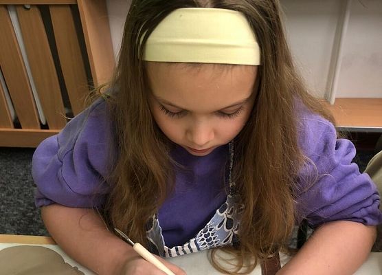 Arteterapia z gliną - warsztaty dla klasy drugiej grafika