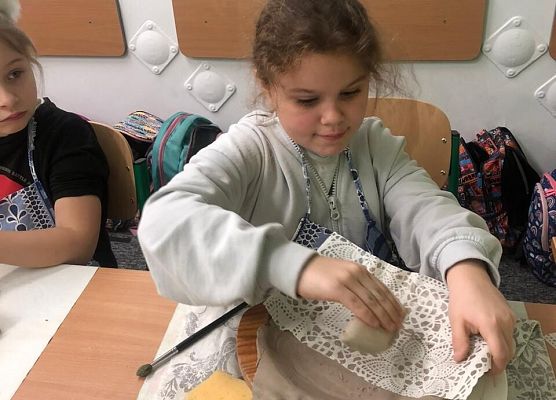 Arteterapia z gliną - warsztaty dla klasy drugiej grafika