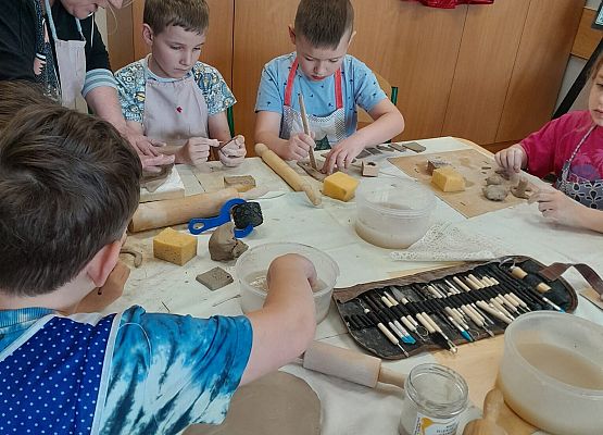 Warsztaty z gliną w klasach pierwszych grafika