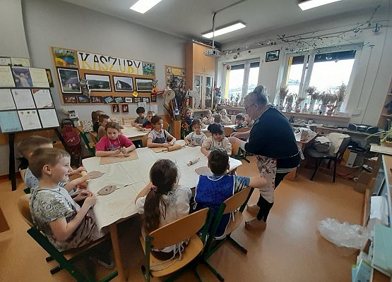 Warsztaty z gliną w klasach pierwszych grafika