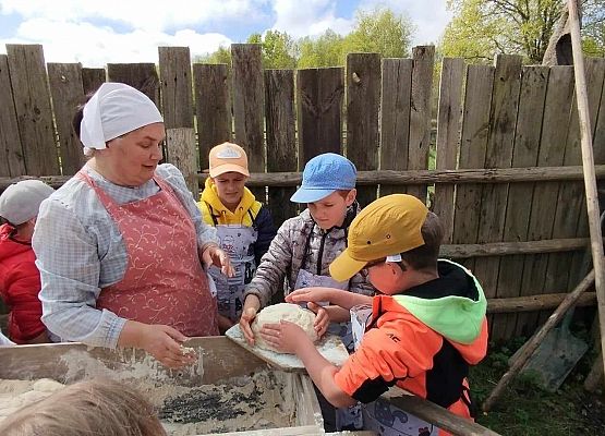 Wycieczka klas 1a i 1b grafika