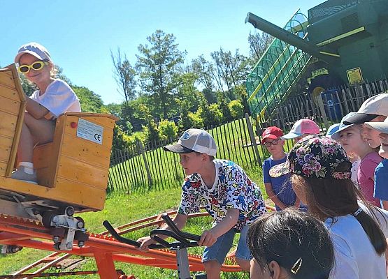 Wycieczka klas 1 na Farmę Alexa grafika