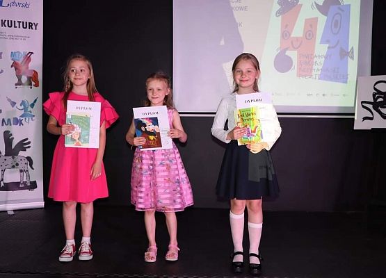 Sukcesy w Powiatowym Konkursie Recytatorskim Literatury Polskiej  grafika