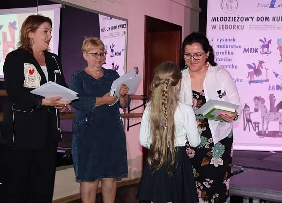 Sukcesy w Powiatowym Konkursie Recytatorskim Literatury Polskiej  grafika