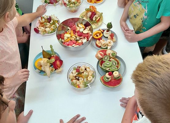 OWOCOWY CZWARTEK w klasie trzeciej grafika