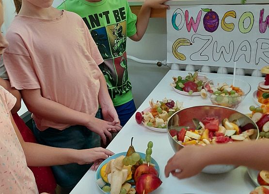 OWOCOWY CZWARTEK w klasie trzeciej grafika