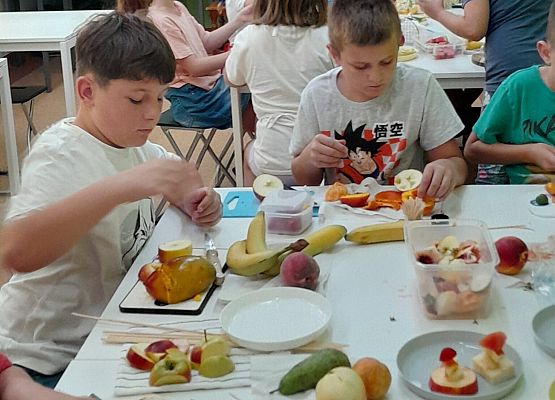 OWOCOWY CZWARTEK w klasie trzeciej grafika