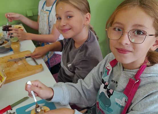 "OWOCOWY WTOREK" w klasie trzeciej  grafika