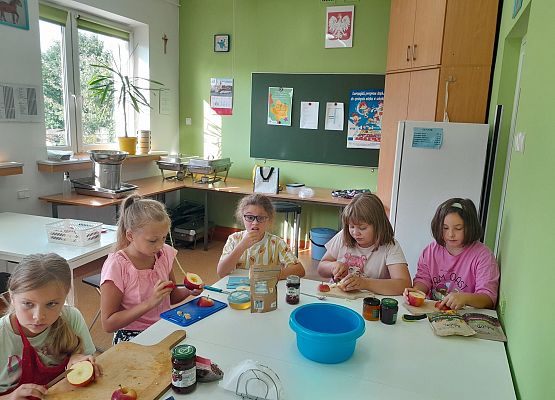 "OWOCOWY WTOREK" w klasie trzeciej  grafika