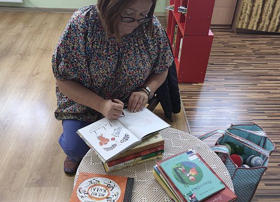 Szkolna biblioteka serdecznie zachęca wszystkich uczniów do wypożyczania książek!  grafika