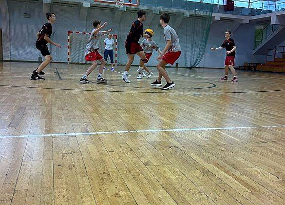 Odbył się turniej międzyszkolny w koszykówce 3x3 młodzieży. grafika