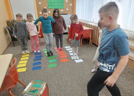 Zajęcia i zabawy w świetlicy szkolnej grafika