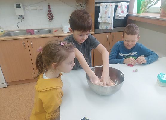 Zajęcia i zabawy w świetlicy szkolnej grafika