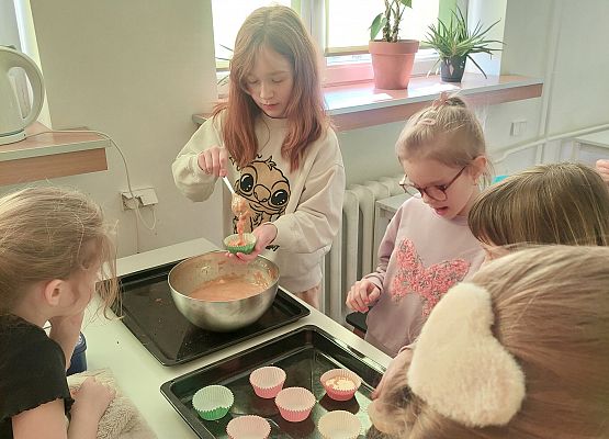 Zajęcia i zabawy w świetlicy szkolnej grafika