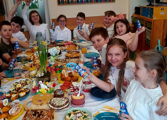 Śniadanko Wielkanocne w klasie trzeciej grafika