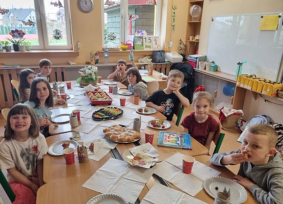 Świąteczny czas w klasach pierwszych i drugich. grafika