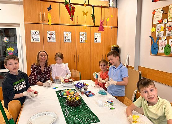 Świąteczny czas w klasach pierwszych i drugich. grafika