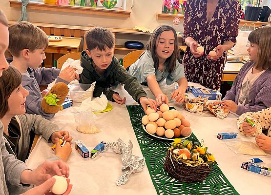 Świąteczny czas w klasach pierwszych i drugich. grafika