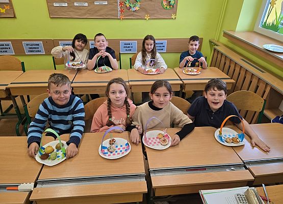 Świąteczny czas w klasach pierwszych i drugich. grafika