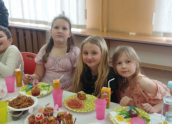 Świąteczny czas w klasach pierwszych i drugich. grafika