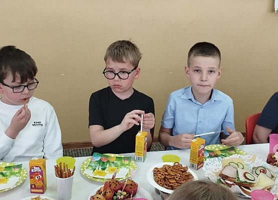 Świąteczny czas w klasach pierwszych i drugich. grafika