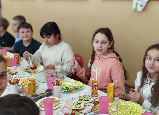 Świąteczny czas w klasach pierwszych i drugich. grafika