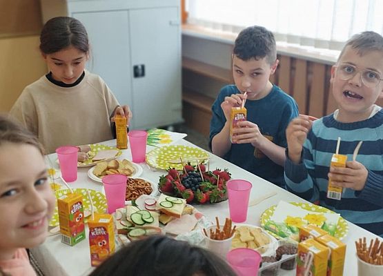 Świąteczny czas w klasach pierwszych i drugich. grafika