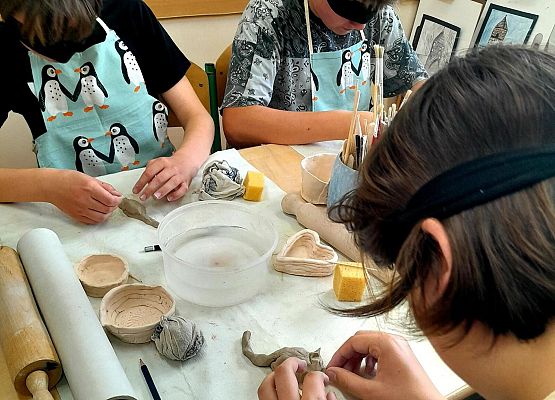 Arteterapia z gliną -warsztaty dla klasy VII grafika