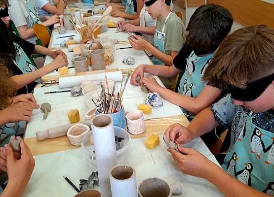 Arteterapia z gliną -warsztaty dla klasy VII grafika