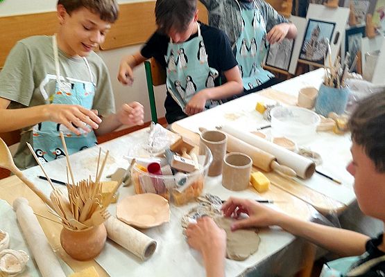 Arteterapia z gliną -warsztaty dla klasy VII grafika
